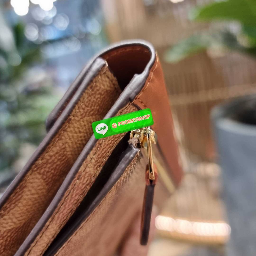 COACH 31547 SOFT WALLET IN COLORBLOCK SIGNATURE CANVAS คัมแบคแล้วน้า กับไอเท็มหายาก กระเป๋าสตางค์ใบยาวแบบพับ ขนาดกำลังสวย ดีไซน์คลาสสิคเอกลักษณ์ วัสดุหนังแคนวาสเคลือบลาย เปิด-ปิดด้วยกระดุม ภายในใส่บัตรได้เยอะ ใส่ธนบัตรได้สบายๆ ใบจริงสวยปังทุกสี ใครมองหากร