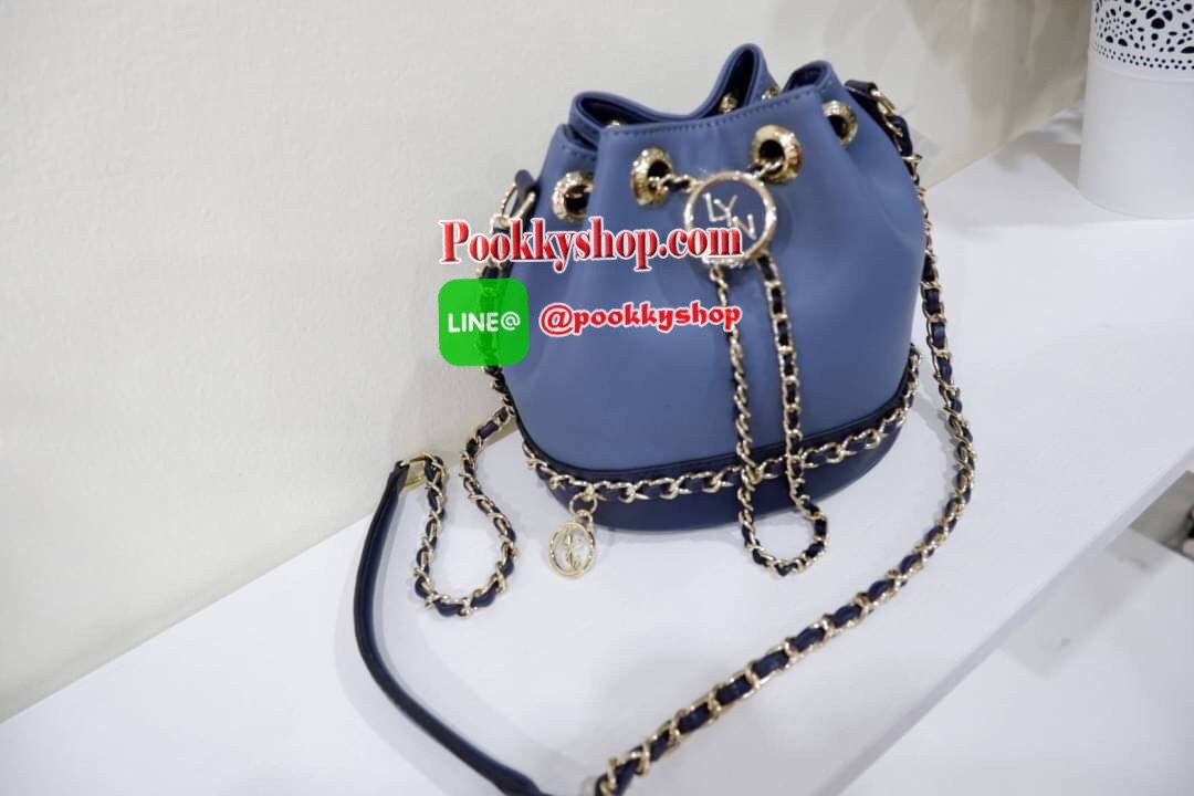 lyn จีบรุ่นใหม่คือสวยงามมาก หนังนิ่มคือดีงามมากจ้า ทรงก้อสวยน่ารักเว่อๆ ช่องด้านในมีช่องซิป และช่องใส่ของ สายยาวเป็นหนังคล้องโซ่ เข้าครบ 3 สีดีงาม