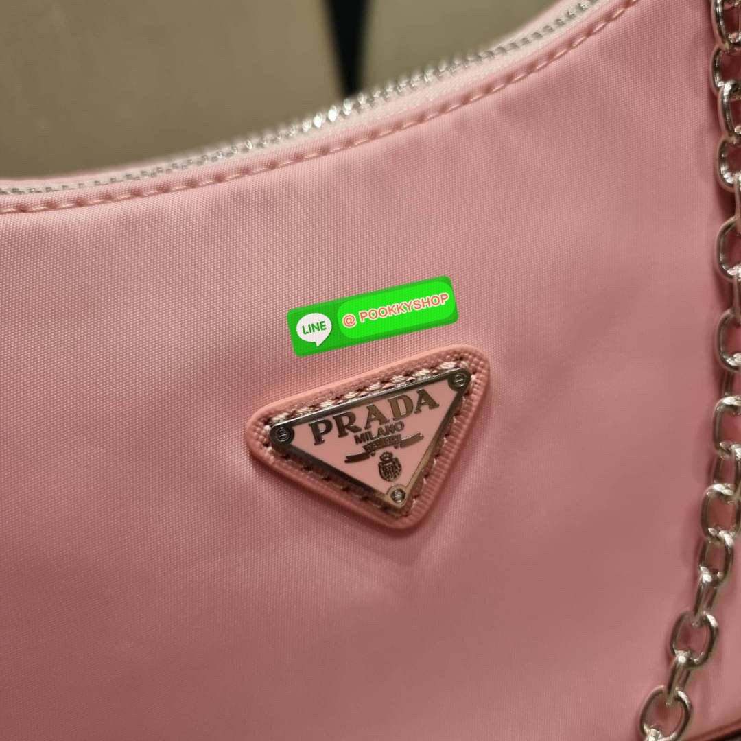 PRADA RE-EDITION 2005 RE-NYLON SHOULDER BAG ไอเท็มสุดปัง ที่ฮิตตลอดกาลไม่ว่าจะปีไหนๆ จัดให้ครบทั้งสีขายดีและสีใหม่ล่าสุด ที่สายคุณหนูห้ามพลาด!! กับกระเป๋าสะพายทรงคลาสสิค เหมาะเป็น everyday bag มากๆ วัสดุผ้าไนล่อนคุณภาพ พร้อมใบลูก ไว้ใส่เหรียญ ใส่กุญแจได้ส