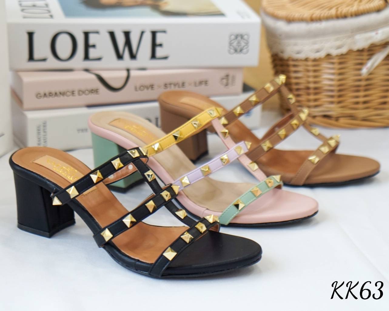 หวานกว่านี้ ก็น้ำตาลแย้วว พร้อมส่ง แบบมาใหม่ รองเท้าส้นตันสูง 2.5 นิ้ว ทรงสวม งานน่ารักมาก เล่นสีพาสเทล ทูโทน เข้ากันสุดๆ ตอกหมุดทองด้วยมือทีละเม็ด ขอบอกว่างานสุดประณีต สวยมากเลยจ้ะแม่