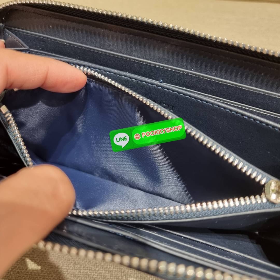 COACH C8313 LONG ZIP AROUND WALLET WITH SIGNATURE JACQUARD WITH STRIPES พร้อมเสิร์ฟความเลิศหรู ใหม่ล่าสุด กระเป๋าสตางค์ใบยาวกึ่งคล้องมือ ดีไซน์ผู้ดี๊ผู้ดี รุ่นขายดี ถือใช้คือขับผิวสุด!! วัสดุผ้า jacquard ลวดลายดูแพง มาพร้อมสายคล้องมือ ถอดออกได้ ภายในใส่บั