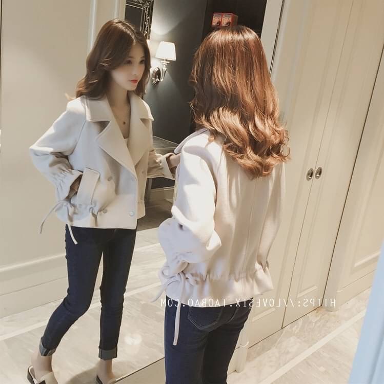 Detail เสื้อคลุมโค้ทตัวสั้น งานผ้าสักกะหลาดอย่างดี บุซับใน กระดุมสองแถว กระเป๋าสองข้างซุกมือได้ เสื้อหยิบคลุมใส่ได้ทั้งทริปแค่เปลี่ยนตัวในพกง่ายไม่หนาไม่หนัก พกติดกระเป๋าใส่เที่ยวใส่เดินทางกันนะคะ