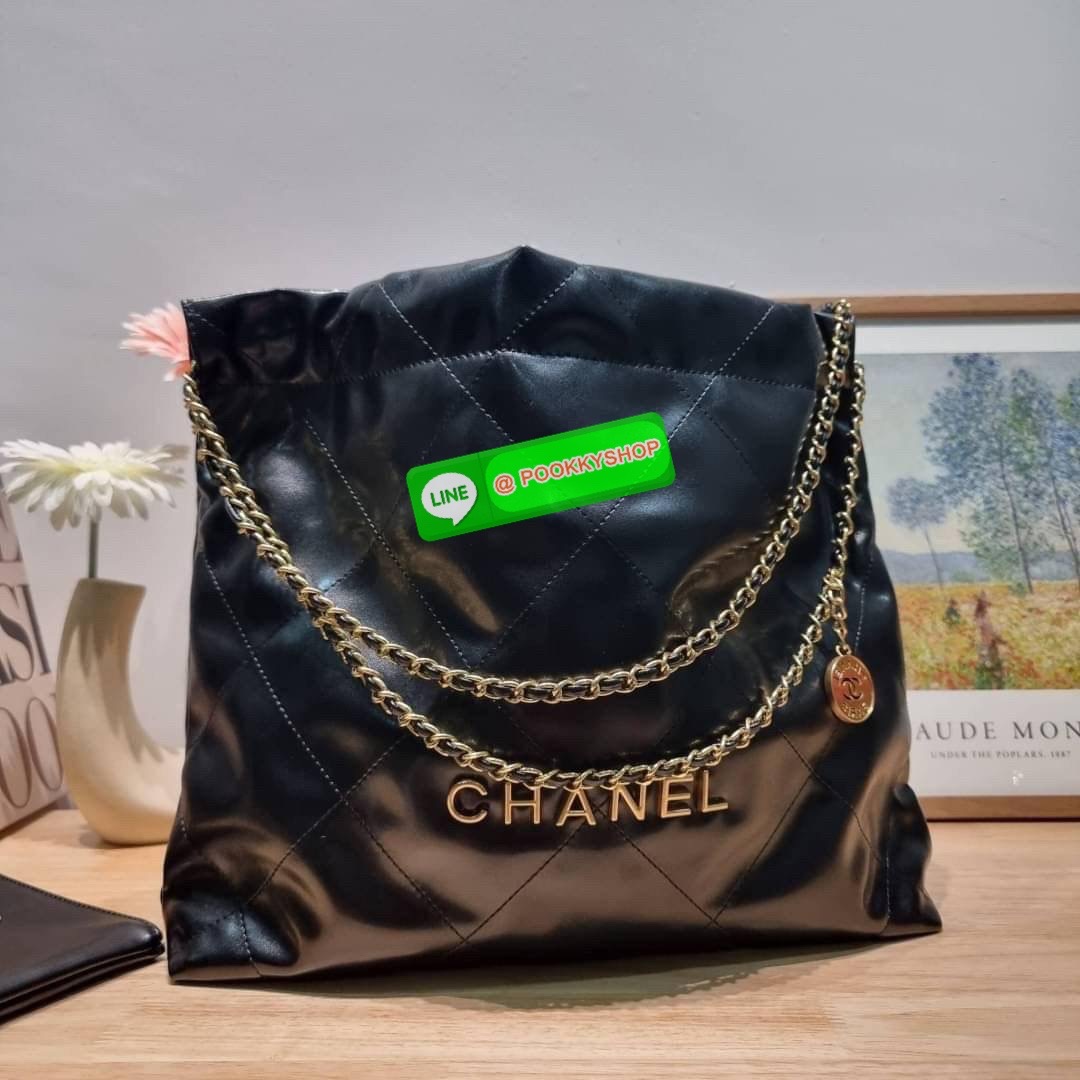 เกินต้านที่สุดกับไอเท็มนี้ Chanel 22 ที่สาวๆหรือใครๆก็ต้องมีแล้ว!! แค่เห็นก็หลงรัก กระเป๋าทรงสวย ดีเทลเรียบแต่มีความหรูแอบซ่อนอยู่ ด้วยดีไซน์สายสะพายโซ่สีทอง และโลโก้อันโดดเด่น วัสดุหนังแกะ สัมผัสดีงามน่าหลงใหลมาก ใช้ได้ง่ายๆไปเลยทุกโอกาส ใช้งานได้สะดวก ม