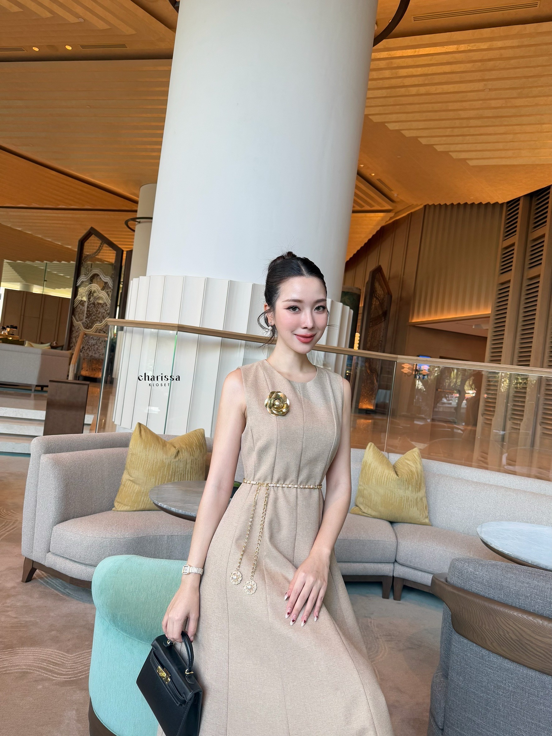 เดรสแฟชั่น แม็กซี่เดรสมาพร้อมเข็มขัดโซ่และดอกไม้