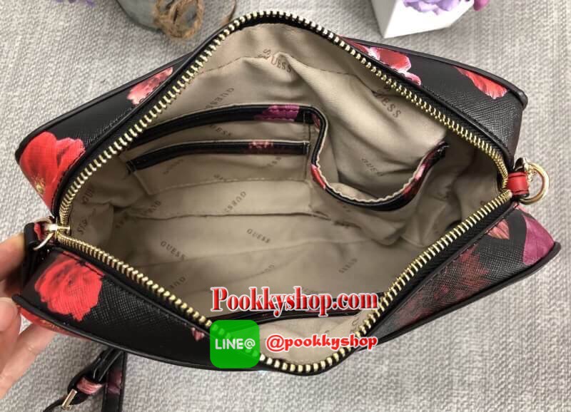 New arrival GUESS CROSSBODY BAG กระเป๋าสะพายแบบครอสบอดี้ร์ ขนาดกำลังดี สีสันสดใส แต่ละลายสวยน่าใช้มากๆค่ะ((ลายเป็นไปตามแพทเทินนะค่ะ)) ด้านหน้าติดอะไหล่แบรนด์ เปิดปิดกระเป๋าแบบซิป ภายในโล่งใส่ของจุค่ะ มีช่องซิป และช่องเล็ก 3ช่องค่ะ สายสะพายแบบโซ่ต่อหนังเลื