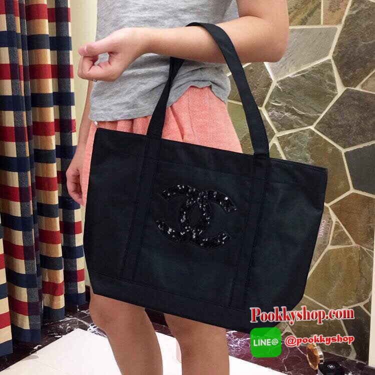 Must Have! Chanel Satin Shopping Bag กระเป๋าสะพายทรง ShoppingBag พรีเมี่ยมกิ้ฟ Limited Edition ของแท้นำเข้าจาก Chanel Perfume Counter ใบใหญ่วัสดุ SATIN ประดับคริสตัลสีดำโลโก้ CC สุดคลาสสิค ซับใน Polyester 100% เปิดปิดด้วยกระดุมแม่เหล็ก น้ำหนักเบา จุสุดๆ ส