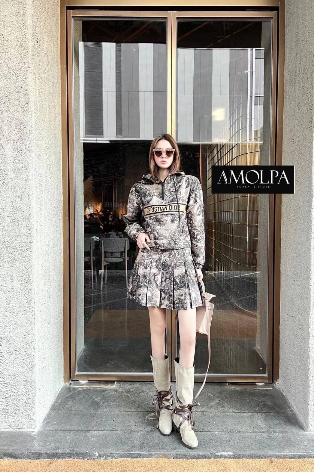 SET HOOD DIOR Classic Original 2023SS ตัวเสื้อเป็นเสื้อคลุมมีฮู๊ดดด มาพร้อมกระโปรงจีบรอบทรงสวย สวยเด่น ผ้าใส่สบายมากกกก เนื้อผ้าดีมากๆค่ะค๊าลูกค้า ใส่แล้วไม่ร้อนระบายความร้อนได้เป็นอย่างดีเลย ผ้าเย็นๆ ใส่สบายสุดๆ แมทซ์กับอะไรก็สวย เข้ากันได้ดี ป้าย Tag DI