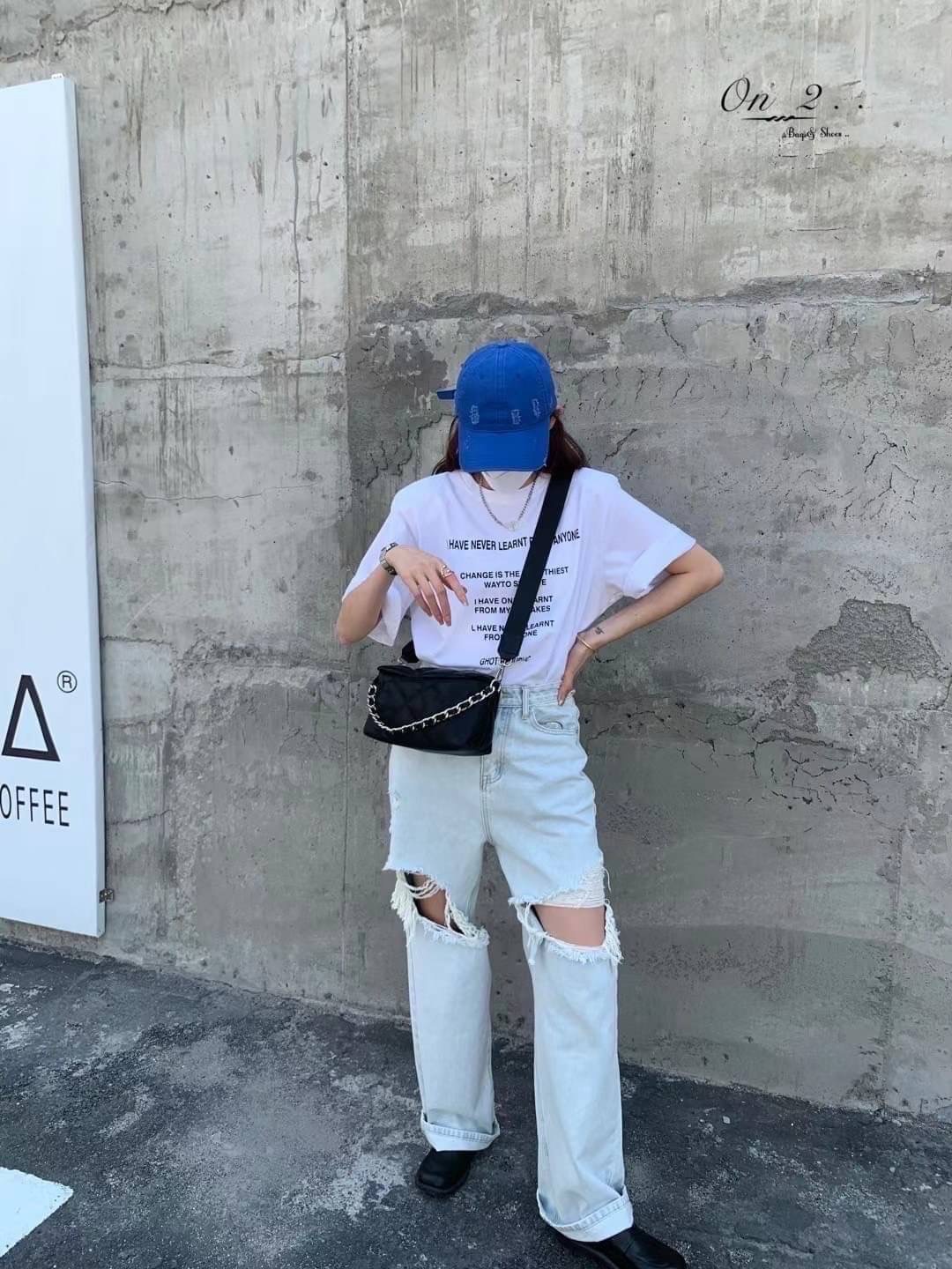 🇰🇷Korean style crossbody bag🇰🇷 🔹กระเป๋าสะพายข้าง หนังพียู 🔹PU Leather crossbody bag 🔹ตัวกระเป๋าเดินด้ายสีดำ เย็บตาราง 🔹สายสั้นเป็นสายโซ่ร้อยหนัง 🔹สายยาวผ้า ปรับความยาวได้ 🔹อะไ