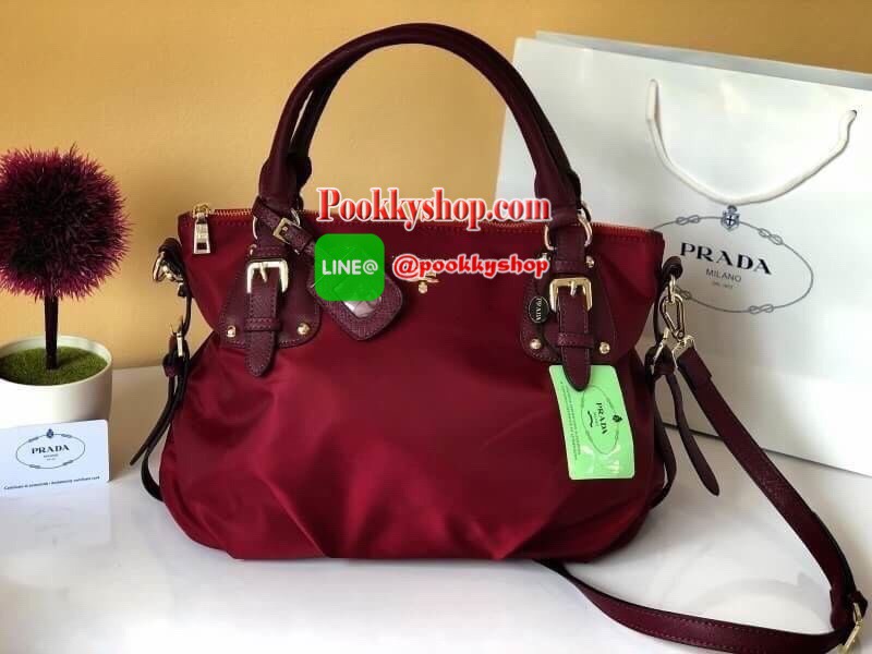 PRADA NYLON BAG WITH ZIP กระเป๋าถือหรือสะพายพรีเมี่ยมกิ้ฟจากเคาน์เตอร์แบรนด์ Limited edition วัสดุ Nylon เนื้อหนาคุณภาพดีตามแบบฉบับแบรนด์ด้านหน้าประดับโลโก้หรู เปิดปิดด้วยซิป ภายใน Polyester 100% มีโลโก้ ช่องซิปจุมากค่ะ สามารถใส่เอกสาร A4 ipad ของใช้ได้เย