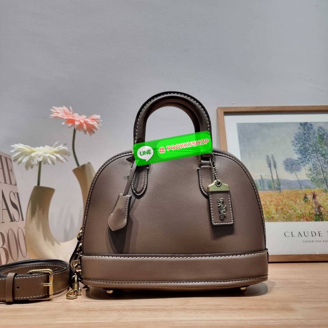 COACH CC411 REVEL BAG ใหม่ล่าสุด พร้อมสวยก่อนใคร กับกระเป๋าทรงโดมรุ่นใหม่ ที่สาวๆอดใจไม่ไหวแน่นอน สวยครบเครื่อง เกินต้านที่สุด รูปทรงคลาสสิค วัสดุหนังแท้เต็มใบ มือจับในตัว เลิศๆกับกุญแจที่ล็อคกันขโมยได้ เปิด-ปิดด้วยซิป ภายในโล่งกว้าง มีสายสะพายครอสบอดี้มา