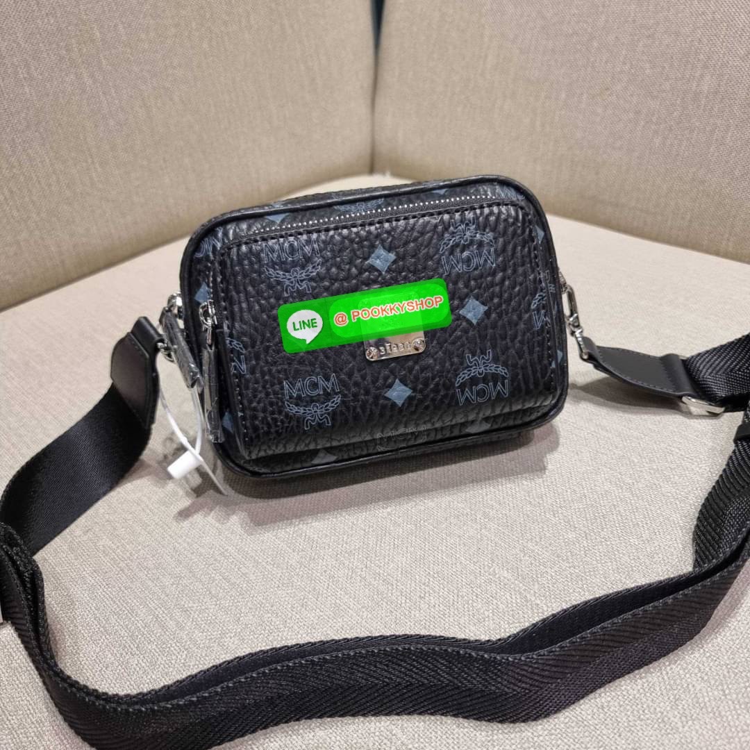 MCM X-MINI KLASSIK CROSSBODY BAG IN VISETOS รุ่นยูนิเซ็กส์มาแล้วจ้า!! ไซส์นี้ใช้ได้ทั้งหนุ่มๆสาวๆไปเลย กระเป๋าสะพายข้างทรงครอสบอดี้ ใบเล็กขนาดกะทัดรัด วัสดุหนังแคนวาสคุณภาพดี มีช่องหลัก 2 ช่อง ภายในมีช่องย่อยให้ 1 ช่อง มาพร้อมสายสะพายสปอร์ตที่ดีไซน์หรูไม่