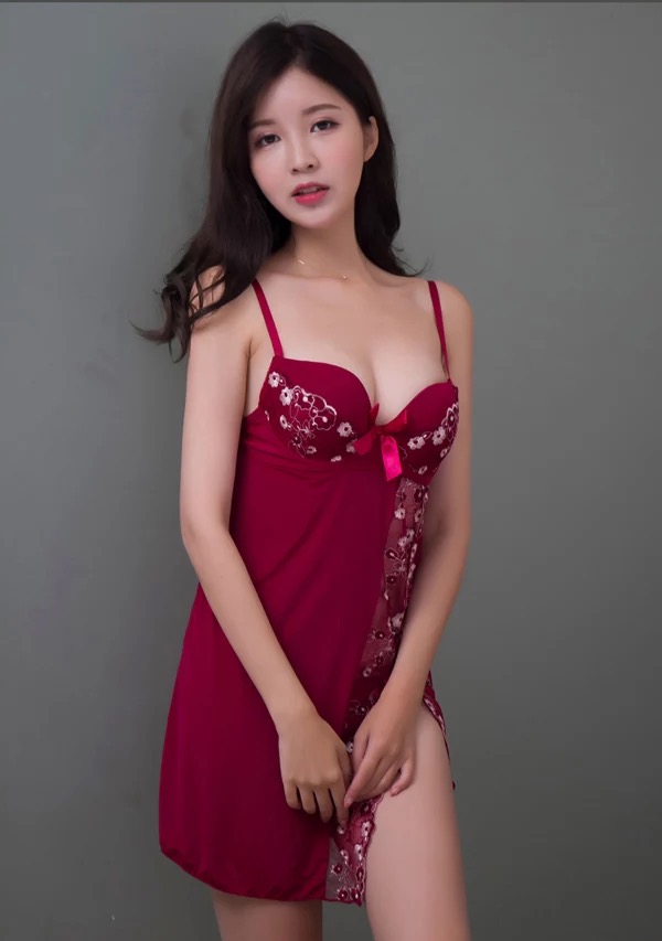 ชุดนอนเซ็กซี่ สายเดี่ยว สีแดง แต่งแหวกข้าง แถบลูกไม้ปักสุดเก๋ +G-string