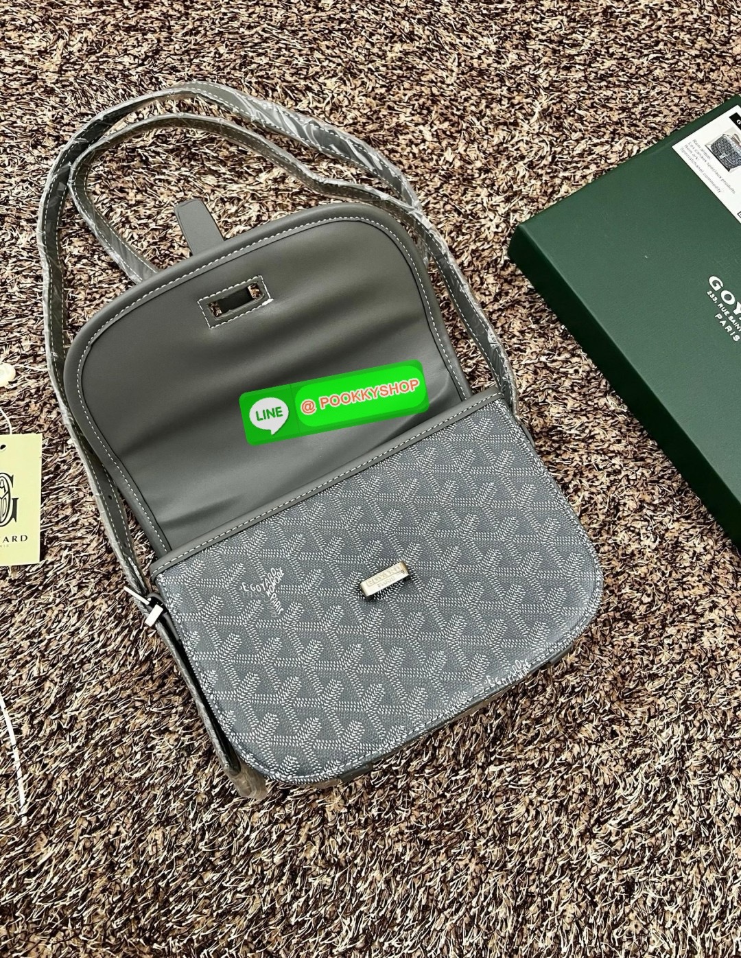 NEW NEW NEW จะเลิกฮิตกันกี่โมงค่าสำหรับรุ่นนี้ GOYARD BELVEDERE PM พร้อมส่ง! ได้ราคาดีมา จำนวนจำกัดค่ะ! 💌กระเป๋าสะพายข้างหรือครอสบอดี้ร์ หนังแท้สวย หนังมีความนิ่มในตัว น้ำหนักเบา ตอบโจทย์ได้ดีในทุกๆวันค่ะ 💌เปิด-ปิดกระเป๋า แบบตัวสอดด้านหน้า