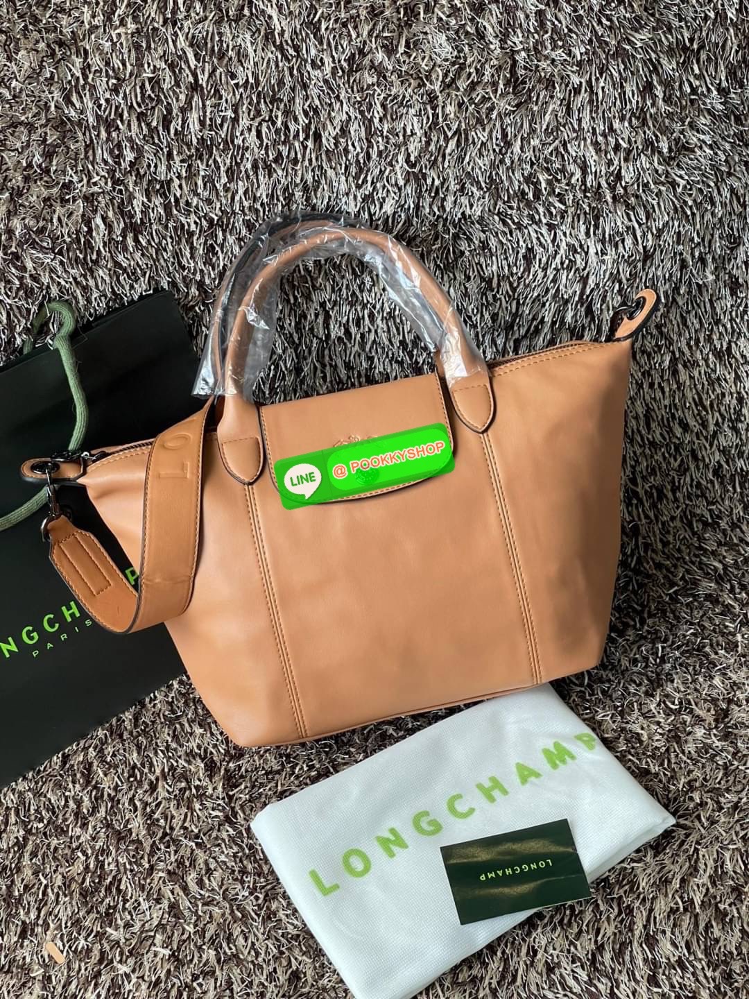 Longchamp LE PLIAGE CUIR TOP HANDLE BAG S เรียกว่าเป็นกระเป๋าอีกหนึ่งรุ่นที่ไม่ว่ายังไงก็ฮอตฮิตและติดเทรนด์ตลอดไม่เคยเปลี่ยนกับ ทรง Le Pliage Cuir หนึ่งในตระกูลกระเป๋าสุดไอคอนิกจากแบรนด์ เมื่อรุ่น Le Pliage Cuir ในรูปแบบของหนังแกะ Metis ได้ถือกำเนิดขึ้นใน