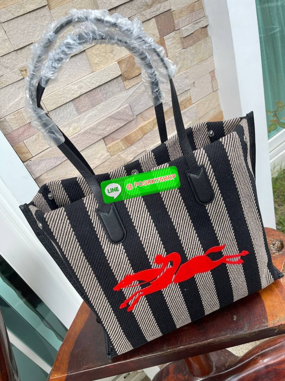 💕 Longchamp Essential Stripes shoulder bag อีกหนึ่งคอลเลคชั่นสำหรับใครที่ต้องการกระเป๋าแบบใช้งานได้ในหลาย ๆ โอกาส การเลือกกระเป๋าขนาดเล็กย่อมไม่สะดวกและไม่ครอบคลุมต่อการใช้สอยอย่างแน่นอน Longchamp รุ่นนี้สามารถตอบโจทย์ ในการใช้งานที่หลากหลายขึ้น เ