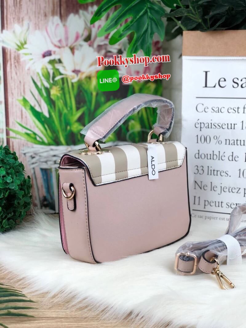 New!! ALDO FLORAL CROSSBODY BAG กระเป๋าทรงสวย ว่างอยู่ทรง เล่นสีตัดกันสวยงามและปักลาวลายดอกไม้สุดหวานอย่างลงตัว ด้านหน้าแต่งโลหะคล้ายเต้ากุญแจ เปิดปิดด้วยกระดุมแม่เหล็ก ด้านในมีช่องซิป 1 ช่อง มาพร้อมสายสะพายยาวถอดและปรับสายได้ รุ่นนี้คือน่ารักมากๆ แนะนำเล