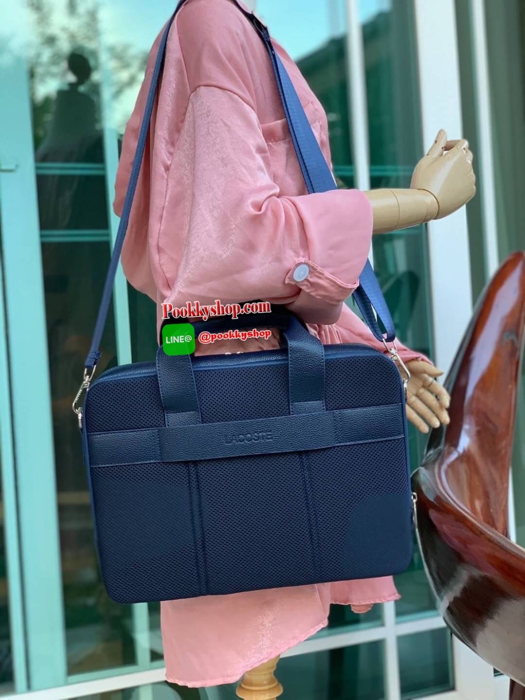 ลาคอส Men's Soft Mate Matte Full-Grain Leather Computer Bag กระเป๋าสำหรับคุณผู้ชาย ด้วยการออกแบบใหม่ เกิดผลลัพธ์เป็นกระเป๋าใส่คอมพิวเตอร์พกพาที่ดูทันสมัย ผลิตจากวัสดุ Grained leather ที่กลายเป็นกระเป๋าไอคอนที่ต้องมี ด้านนอกมีช่อง 2 ช่อง เปิดได้2ด้า