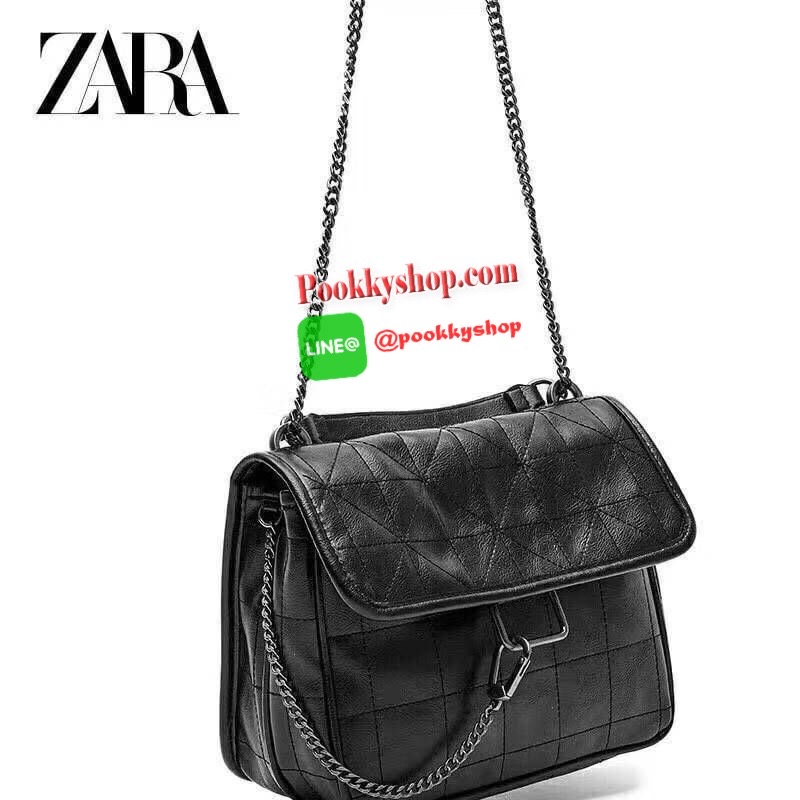 ZARA SOLF ROCK SHOULDER BAG Outlet กระเป๋าสะพายข้างทรงเก๋ เดินด้ายทั้งใบ แต่งโซ่คล้องมาที่ด้านหน้า เปิดปิดแบบกระดุมแม่เหล็ก ก้านในมี 3 ช่องใหญ่ เป็นช่องซิปกลางรุ่นนี้จุของได้เยอะเลยครับ ใส่ iPad mini ได้สบายๆ สายสะพายจะทำเป็นสายคู่สะพายไหล่ หรือ ทำเป็นสาย