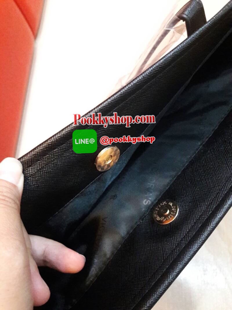 พร้อมส่ง Victoria's Secret Shopping Bag กระเป๋าอเนกประสงค์สุดสวยสะดุดตา วางตั้งได้ ไม่ยุบไม่ย้วย ใส่ของใช้สารพัดในทุกที่ทุกเวลา เปิดปิดง่ายๆด้วยกระดุมแป๊ก ฐานวางตั้งอยู่ทรงมีหมุดรองกระเป๋า พร้อมอักษรแบรนด์สีเงินแวววาวด้วยจ้า