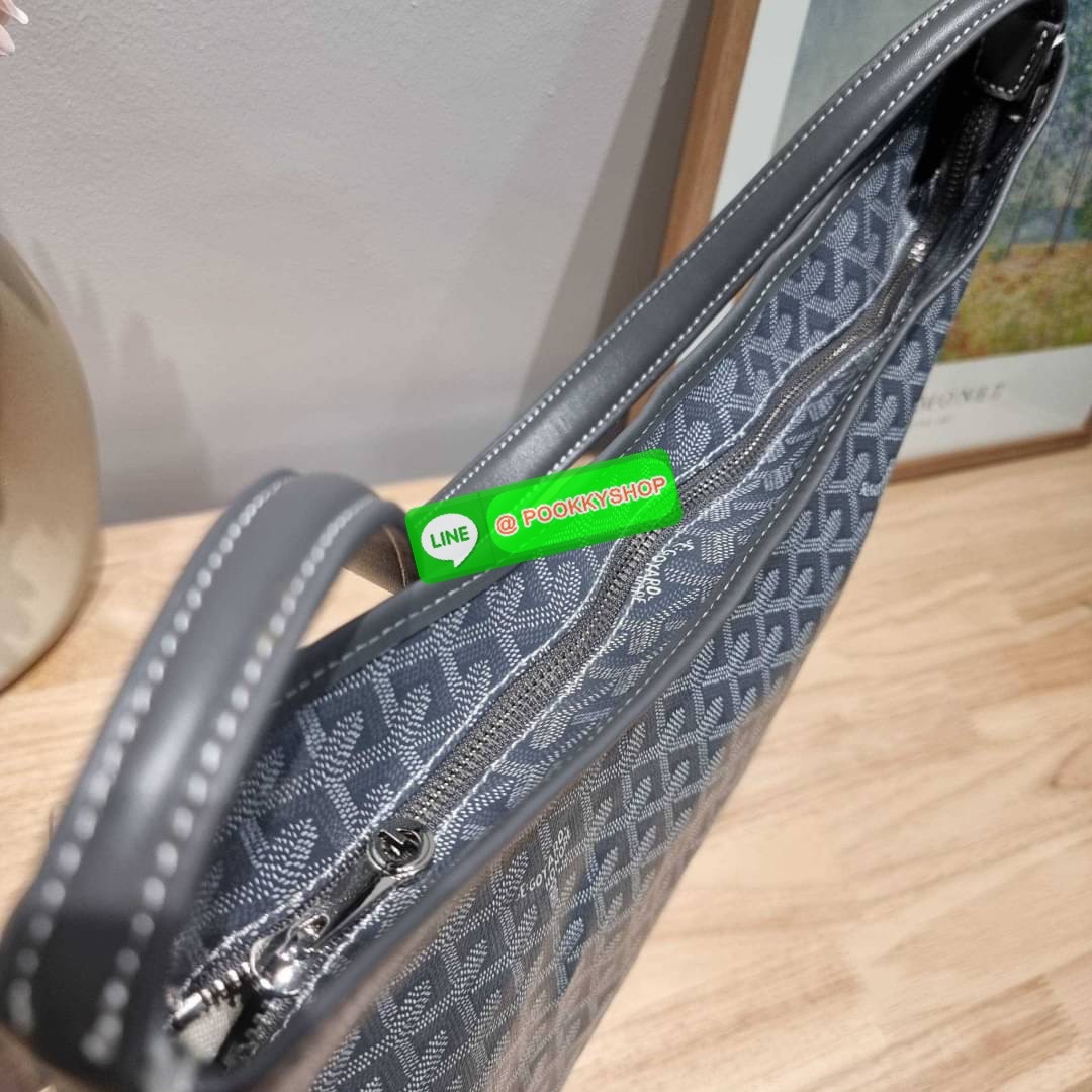 GOYARD BOHEME HOBO BAG ใหม่สุดคุ้ม กับกระเป๋าสะพายทรงโฮโบ ใบใหญ่จุใจ!! มาครบสีขายดี เลิศทุกสี รูปทรงคลาสสิค ดีไซน์เป็นเอกลักษณ์ วัสดุหนังแคนวาสพิมพ์ลายสวยคม ปากกระเป๋ามีซิปเปิด-ปิดกันของหล่นได้ ภายในโล่งกว้างมาก มาพร้อมสายคล้องในตัว ทนทาน สะพายสวยๆได้ทุกว