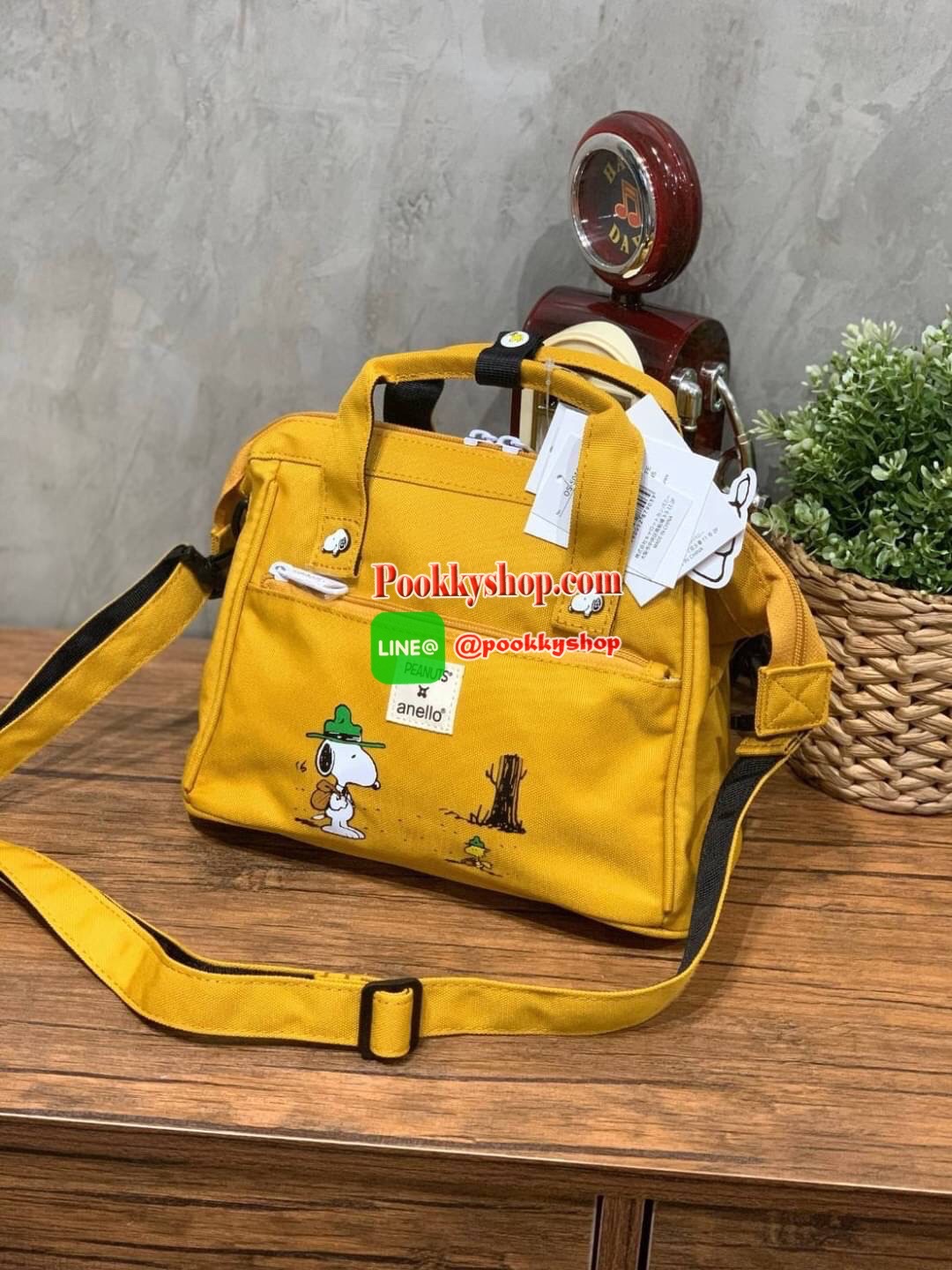 Anello X Peanuts 2 ways Boston regular size(Os-S044) ได้ Collaboration หรือเป็นการร่วมงานกับตัวการ์ตูนสุดคลาสสิคอย่าง Peanuts มานำเสนอโดยเอาคาแลคเตอร์ ในการใช้ชีวิตประจำวัน ที่เหมาะสม มาวางบนตัวกระเป๋า กระเป๋า anello (อเนลโล่) กระเป๋าเป้แบรนด์ของญี่ปุ่น ท