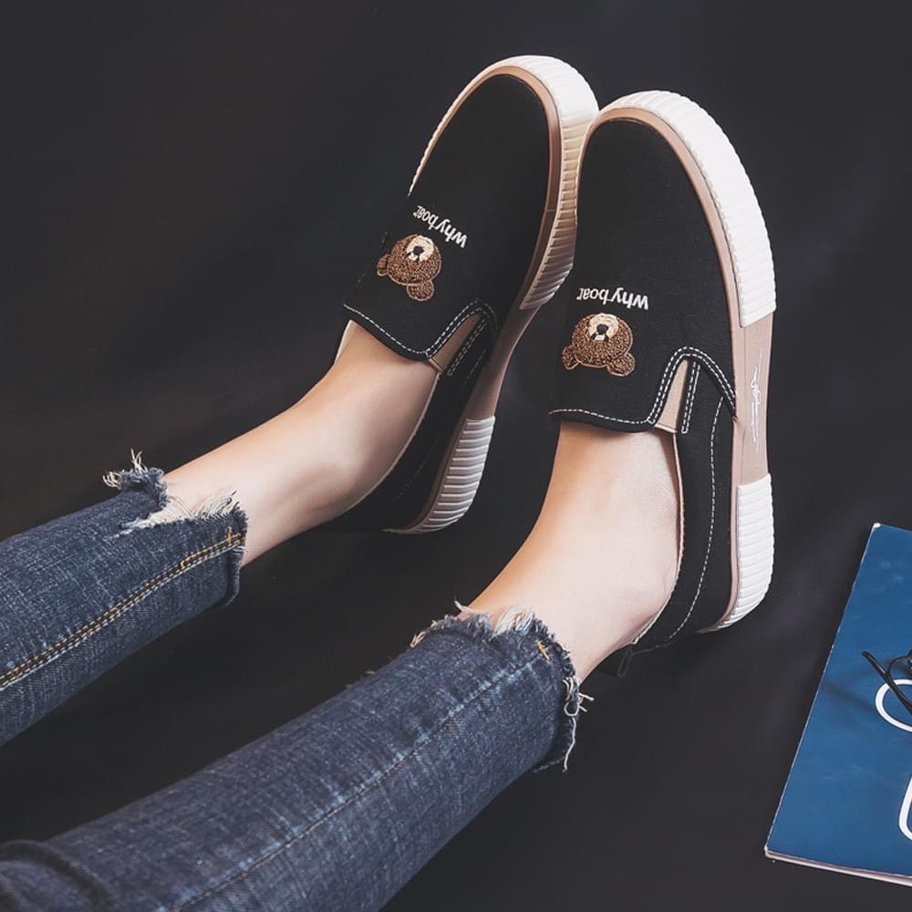 สินค้าขายดี พร้อมส่งค๊าา sport shoes รองเท้าผ้าใบ งานแฟชั่นงานเกรดพรีเมี่ยม พื้นนิ่มมากคะ ใส่สบายจะแมตช์กับกางเกง👖หรือกระโปรง👗ก็ได้ค่ะ แม่ค้าคอนเฟริม ห้ามพลาดเลยจ้าตัวนี้แนะนำ อย่าช้ารีบเลย