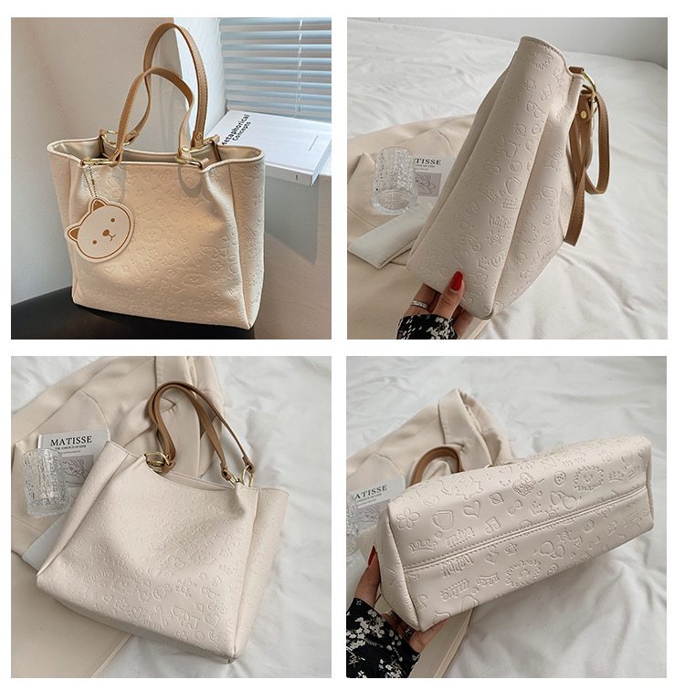 พร้อมส่ง กระเป๋าสะพายไหล่ทรง Shopping หนัง PU ปั๊มลายนูนน่ารักๆ ใบใหญ่จุของได้เยอะ มีซิปเปิดปิด แถมพวงกุญแจหมี