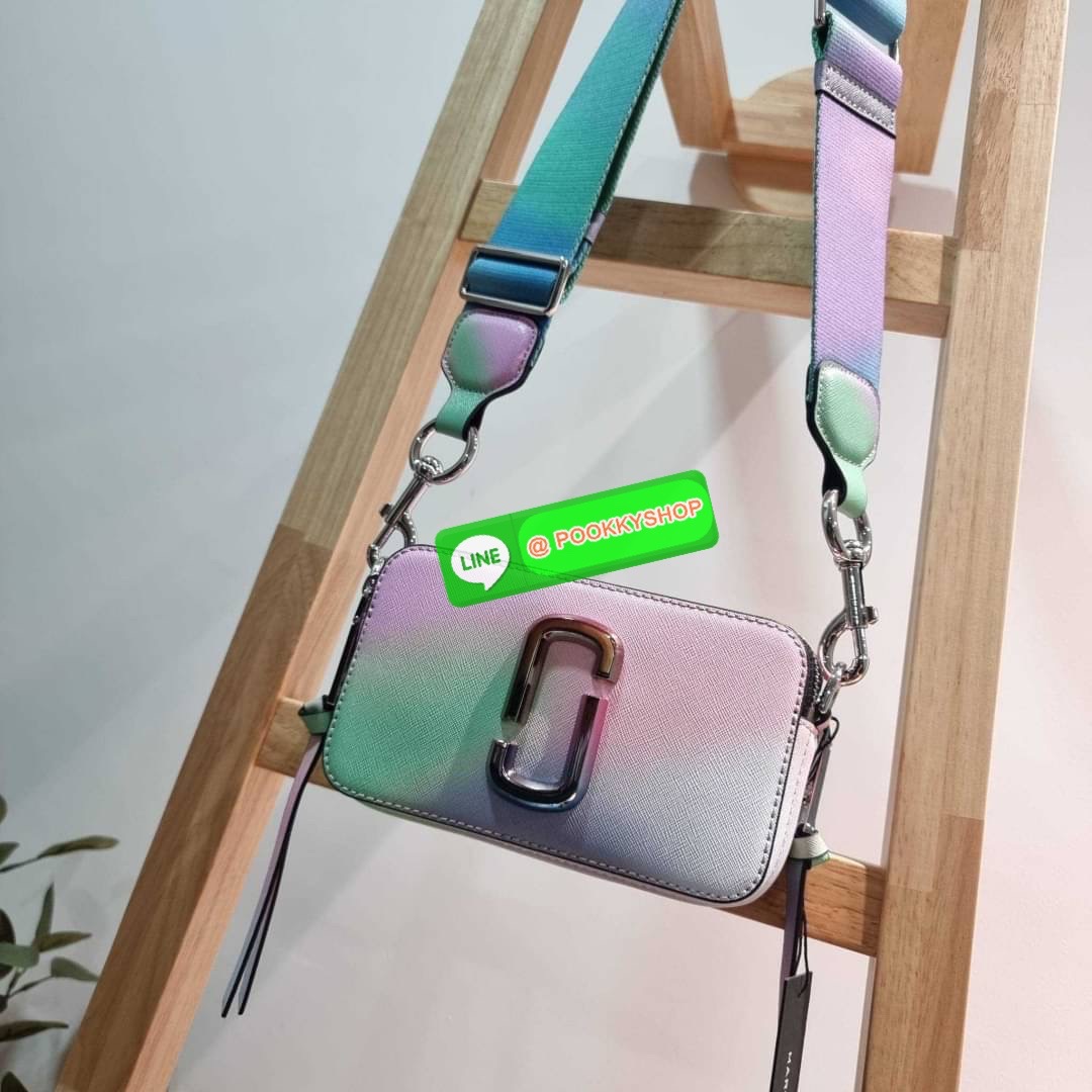 MARC JACOBS THE SNAPSHOT AIRBRUSH BAG สายหวานต้องมีแล้ว! ไอเท็มยอดฮิตที่โดดเด่นเป็นเอกลักษณ์ กับกระเป๋าสะพายข้างสุดปัง ลวดลายเพ้นท์สไตล์แอร์บรัช สวยละมุน เรียกได้ว่าไม่ซ้ำใคร!! วัสดุหนังวัว สวยอยู่ทรง เปิด-ปิดกระเป๋าด้วยซิป มีซิปหลัก 2 ช่อง แบ่งสัดส่วนไว้