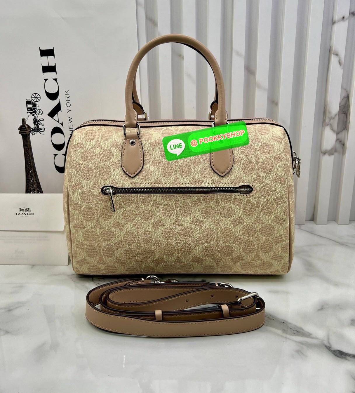 COACH ROWAN SATCHEL IN SIGNATURE CANVAS จุดเด่นของกระเป๋าทรงsatchel bag คือรูปทรงของกระเป๋าดูแข็งแรง มั่นคง ไม่เสียทรงง่าย มาพร้อมหูหิ้วที่ด้านบนของกระเป๋า ลายแคนวาสที่เป็นซิกเนเจอร์แบบเอกลักษณ์ ช่องใช้งานทุ้งภายในและภายนอก นอกจากนี้ กระเป๋าประเภทนี้ยังมี