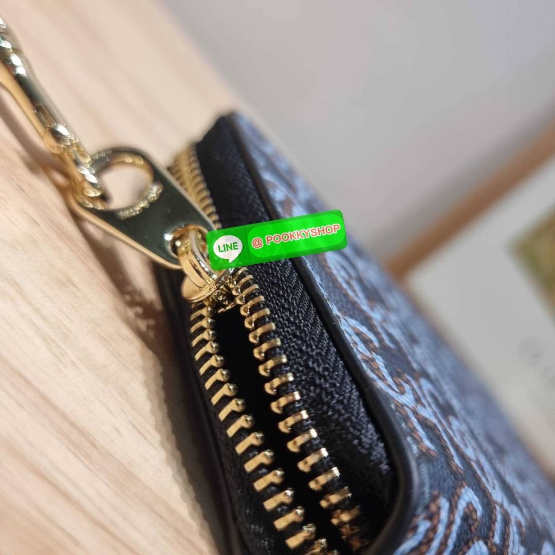 COACH CF521 LONG ZIP AROUND WALLET WITH SIGNATURE MONOGRAM 🔆 Details กระเป๋าสตางค์ใบยาว คอลเลคชั่นใหม่ กับดีไซน์ใหม่ ฉีกกฏทุกการดีไซน์ ด้วยลวดลายโมโนแกรมรอบใบโดดเด่น สะดวกใช้งานด้วยสายคล้องมือที่สามารถถอดออกได้ พกพกง่ายที่สุด รูดใช้งานด้วยซิปรอบใบ