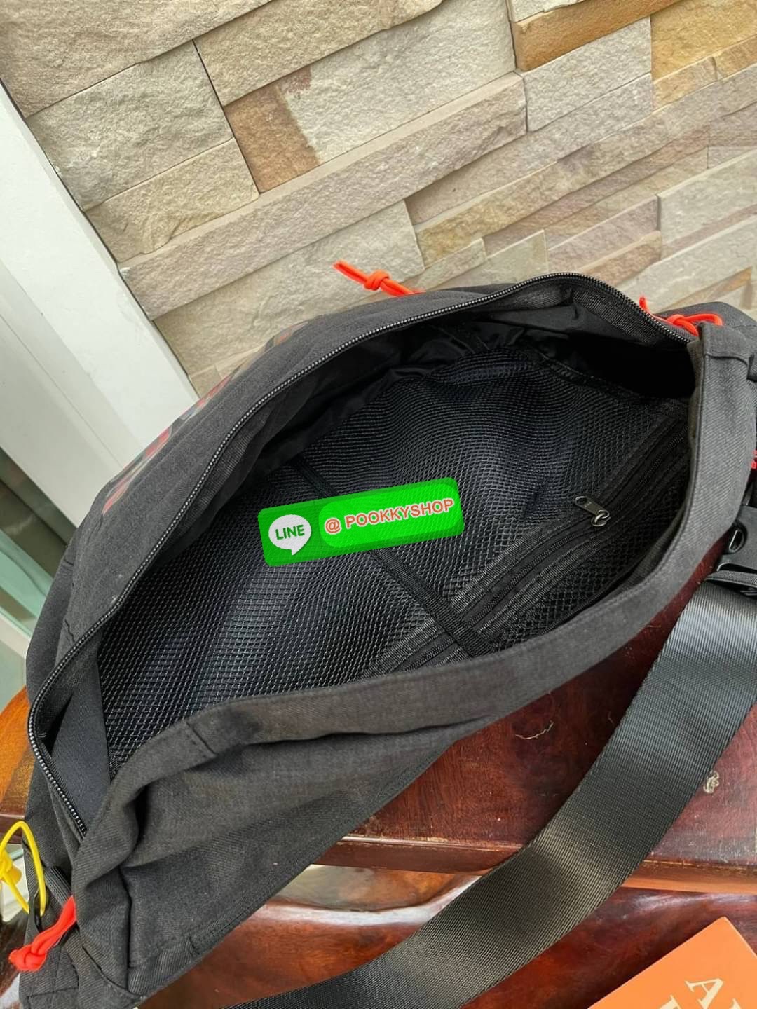 Nike Tech hip pack กระเป๋าคาดเอว Nike Tech รุ่นใหม่ชนช้อป!! ให้คุณหยิบใช้อุปกรณ์กีฬาและพกพาได้อย่างง่ายดาย พร้อมโดดเด่นด้วยกระเป๋าซิป 2 จุดสำหรับเก็บสิ่งของ และสายกระเป๋าแบบปรับได้เพื่อให้แนบกับลำตัว ใช้งานได้คล้องตัว ใส่ของได้จุสมใจเลยคร้า