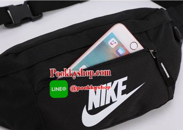 Brand : NIKE รุ่น TECH HIP PACK Detail : กระเป๋าขนาดพอเหมาะ คาดเอว สะพายข้าง หิ้วแบบชิวๆ เปิดปิดด้วยซิป 3 ช่อง (2 ช่องใหญ่ 1 ช่องเล็ก) โลโก้ด้านหน้า Nike เด่นชัด ภายในมีช่องใหญ่บนสุด มีช่องซิปเล็ดตาข่ายอีก 1 ช่อง บรรจุของได้จำนวนมาก ช่องเล็กด้านหน้าสามารถ