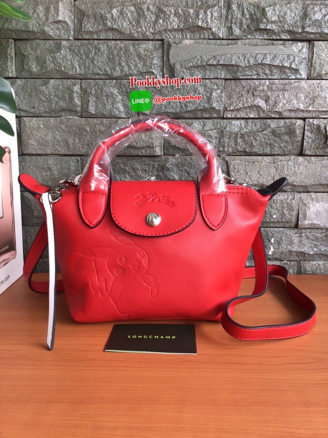 🚚 พร้อมส่ง 🚚 LONGCHAMP X POKE’MON TOP HANDLE BAG XS ขนาด มินิ รุ่น 1500 Collection LE PLIAGE CUIR Fall/ Winter เรียบหรูอย่างฝรั่งเศสกับความน่ารักคาวาอิแบบญี่ปุ่นมาผสม ซึ่งจะเป็นการนำเอาลวดลายพิคาชูมารังสรรค์ลงในกระเป๋าสุดคลาสสิกของแบรนด์ ก