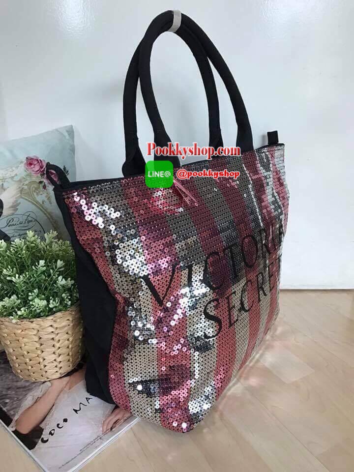 Victoria's Secret Limited Edition 2015 black friday sequin tote รุ่นหายากมาแล้ววค่ะ เป็นกระเป๋าที่ด้านหน้าเป็นเกล็ดลูกปัดวิ้งเรียงสลับสี ตัดกันอย่างสวยงาม เปิดปิดด้วยซิป ภายในกว้าง จุของเยอะ ใส่เสื้อผ้า อุปกรณ์สำหรับไปเล่นฟิตเนส หรือ เอกสาร โน้ตบุค ใ