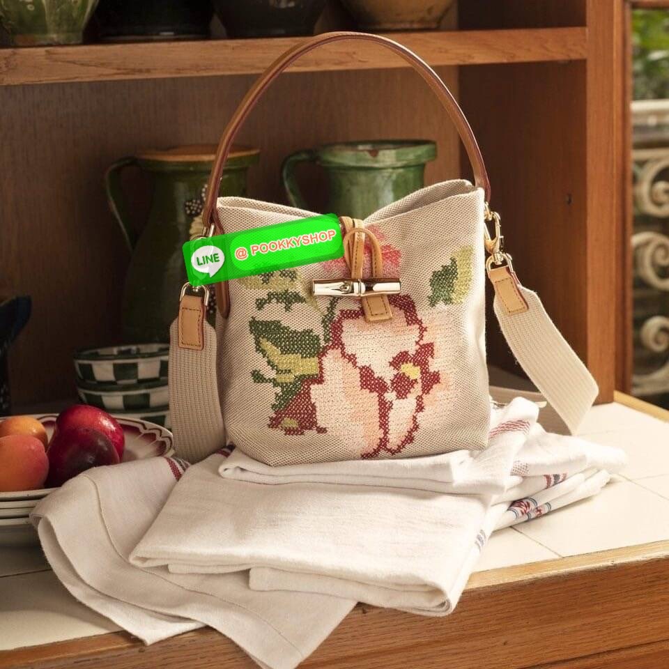 Longchamp Roseau Essential Fleurs กระเป๋าทรงถังขนาดเล็ก วัสดุผ้าฝ้าย ลายปักษ์ดอกกุหลาบ Roseau เป็นคอลเล็คชั่นที่สดใสและเรียบง่าย ซับในสีพื้น อะไหล่สีทอง น้ำหนักเบา จุของได้เยอะ มีสายสะพายไล่ ถอดสายได้ Crossbody ได้