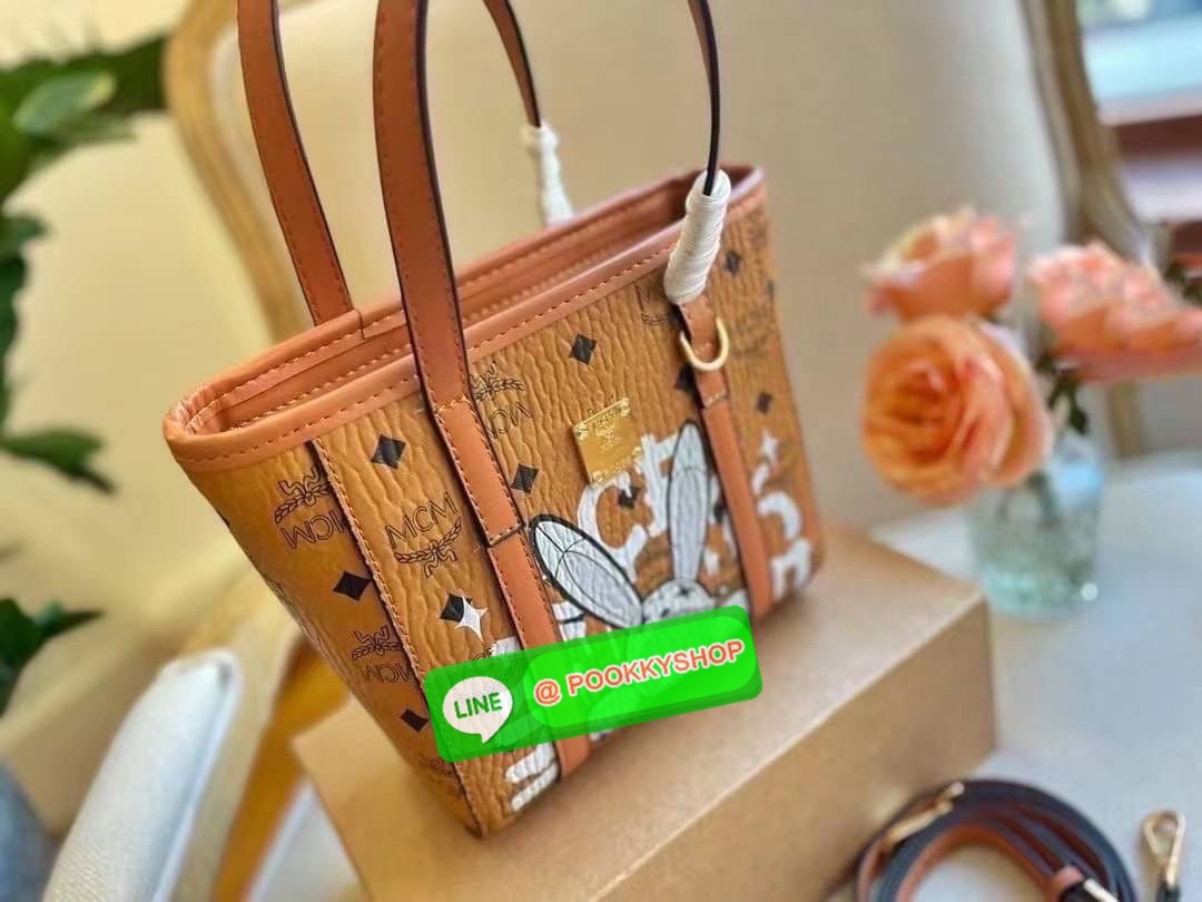 MCM Messenger & Shoulder Bags กระเป๋าถือ/สะพายข้าง ทรง shopper ไซส์มินิ สวยคลาสสิค พกพาสะดวก ใช้งานง่ายสุดๆ วัสดุหนังคุณภาพดี ปากกระเป๋ามีซิปรูดกันของหล่น รูดใช้งานง่าย ภายในเป็นช่องโล่ง มาพร้อมสาย crossbody ถอดถือคล้องแขนเก๋ๆได้สวยๆเลยน้า ใบจริงการันตีสว