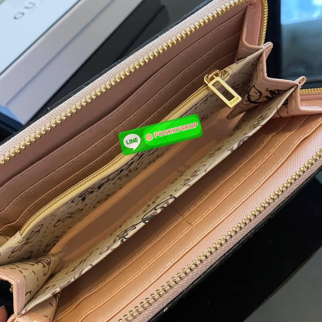 Guess Long Wallet กระเป๋าเงินใบยาวซิปรอบ ด้านหน้ามีโลโก้แบรนด์สีเข้ากระเป๋าสวยสะดุดตา รุ่นนี้มีสายคล้องมือมาให้ เพื่อใช้งานง่ายและสะดวกมากยิ่งขึ้น ด้านในมีช่องใส่ธนบัตร ช่องใส่บัตร และช่องซิปใส่เหรียญค่ะ