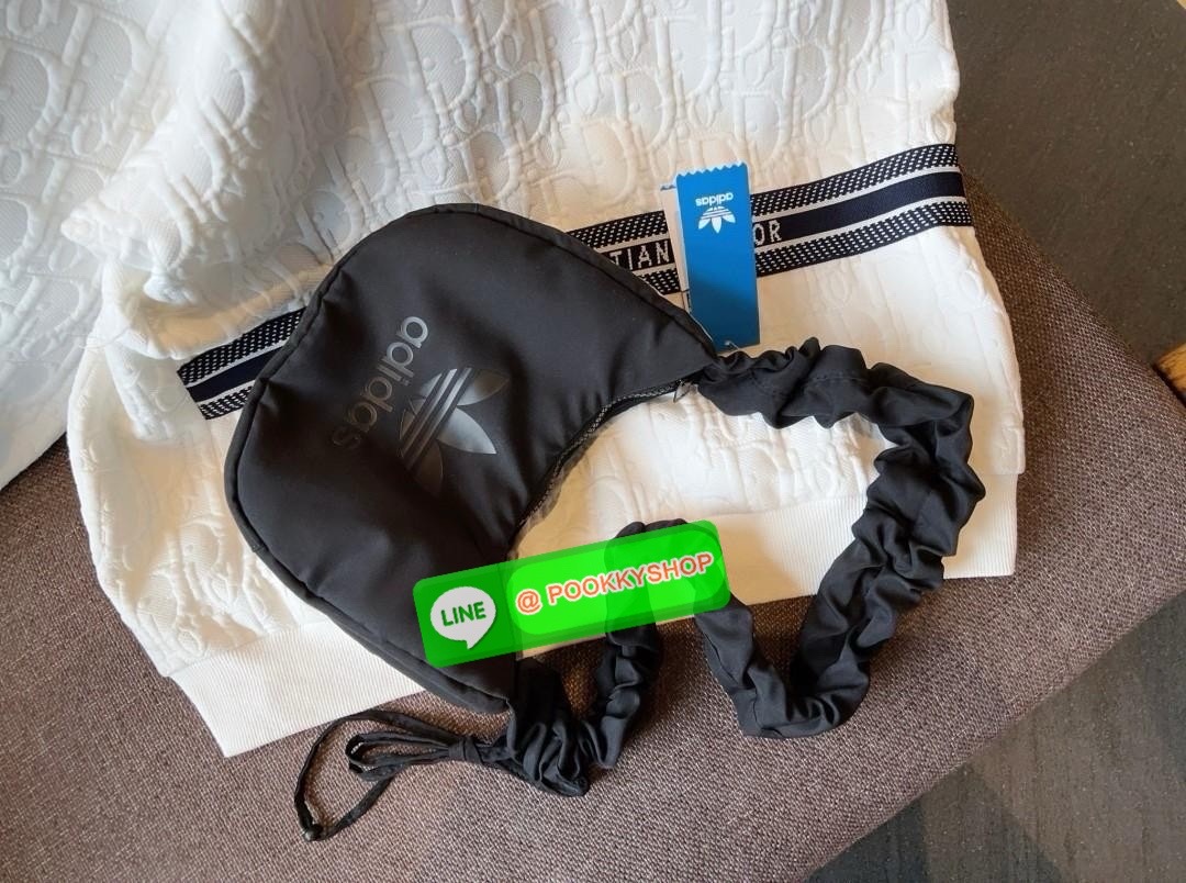 Rare items! ในเวปรุ่นนี้ขายเกือบๆ3พันจ้าา ADIDAS ORIGINAL NYLON BAG 2024 ยังมีพร้อมส่ง! สวยจึ้งมากๆค่าสาวๆ กระเป๋าแนววสปอร์ตจากอดิดาส ไม่ตกเทรน วันไหนๆจะพกพาในไทยหรือ ตปท.ได้หมด วัสดุไนล่อนเสริมนวมอย่างดี ขนาดกลางๆ ค่ะ