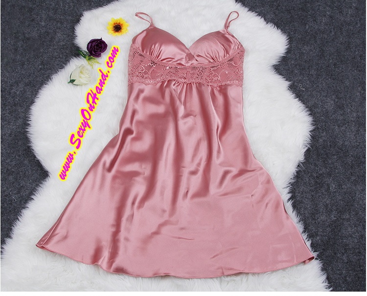 ชุดนอนผ้าไหม ชุดนอนคุณหนู สุดหรู ผ้าไหมสายเดี่ยว สีชมพูเบจ แต่งลูกไม้ซีทรู ช่วงต่อ อก เนื้อผ้าสวยหรู งานเย็บเกรดพรีเมี่ยมคะ