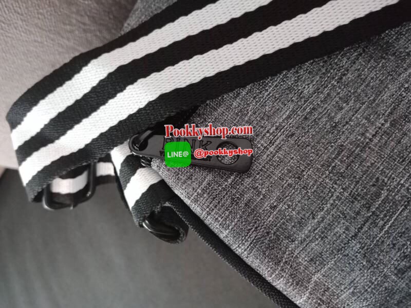 NEW ARRIVALS!!! VICTORIA'S SECRET PINK GYM DUFFLE BAG กระเป๋าเดินทางใบใหญ่ ด้านหน้าสกรีนลาย PINK สุดคลาสสิค และมีช่องซิปให้อีกหนึ่งช่อง ช่องเก็บของใหญ่เปิด-ปิดด้วยซิปเดียวปั้มโลโก้ PINK ด้านในบุด้วยผ้าปั้มลายแบรนด์ พร้อมช่องซิปใส่ของขนาดเล็ก สายสามาร