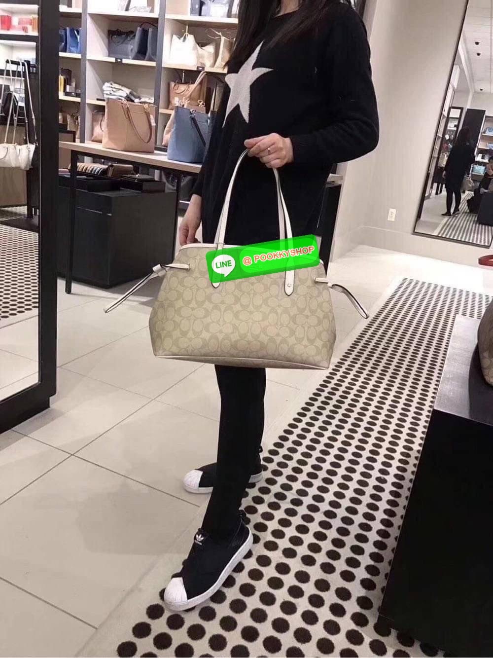 กระเป๋าสะพายไหล่ CCOACH DRAWSTRING CARRYALL IN SIGNATURE COATED CANVAS ( COACH F57842 ) กระเป๋าถือหนังเคลือบลายเซ็น ด้านในมีซิป ใส่โทรศัพท์ และมัลติฟังก์ชั่น กระเป๋า ช่องซิปกลาง Dogleash คลิปปิด ซับในผ้า