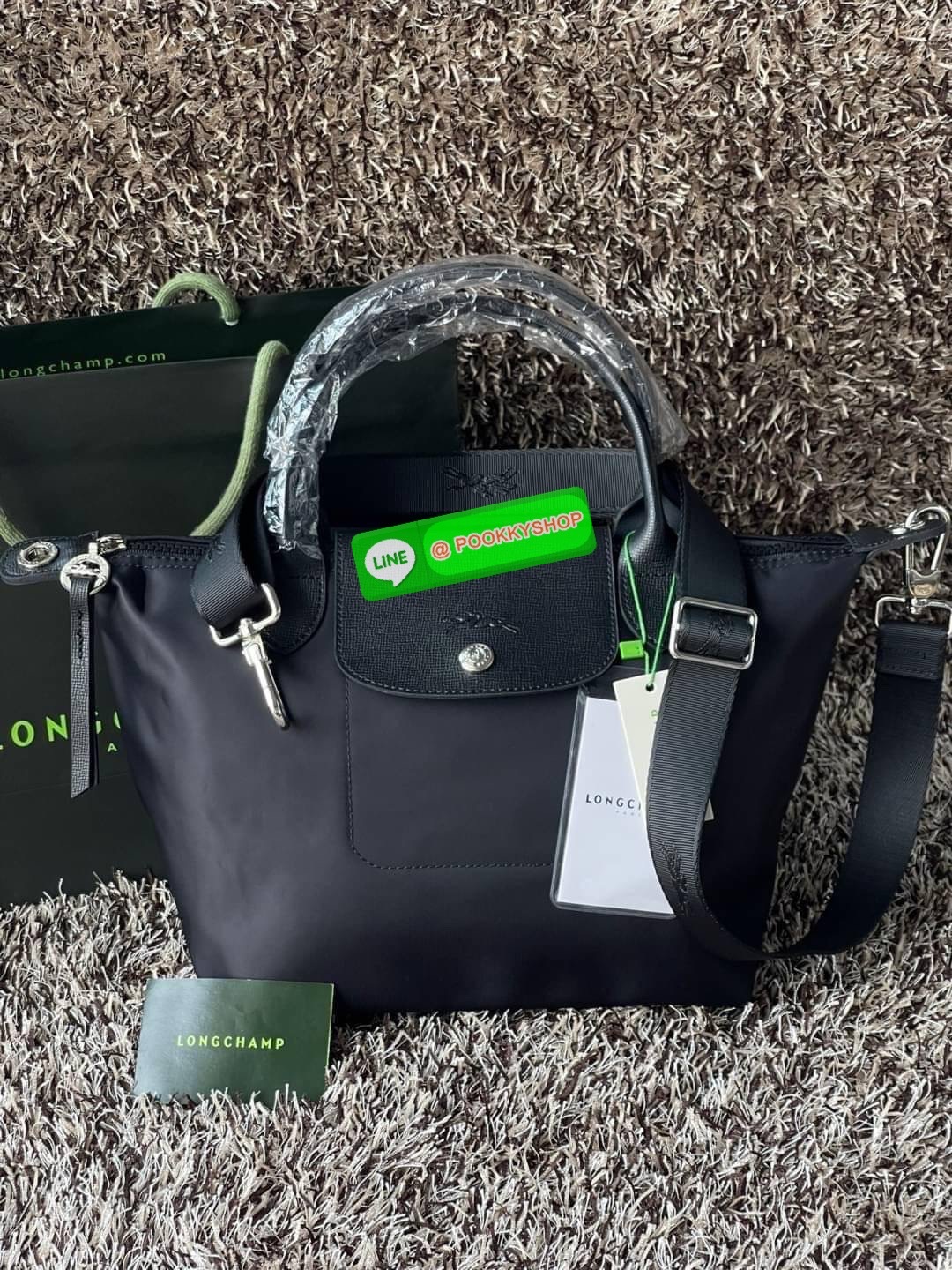 💕Longchamp LE PLIAGE NÉO TOP HANDLE BAG (small size) อีกหนึ่งรุ่นยอดนิยม ที่สาวๆ ต้องมีไว้เก็บไว้สักใบ กระเป๋าโท้ทใบนี้ มาพร้อมกับสีที่มีสไตล์เรียบง่าย มีสายสะพายยาวปรับสั้นยาวได้ช่วยให้คุณสามารถสะพายไหล่ได้อย่างสบาย ในตัวสายปักโลโก้อันเป็นสัญลักษ