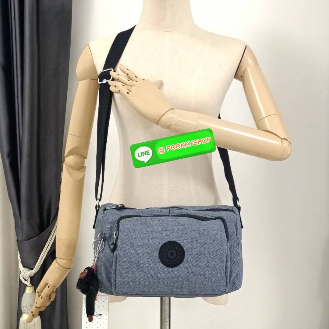 KIPLING RETH CROSSBODY BAG ซับในตาราง วัสดุ Nylon+polyester กระเป๋าสะพายข้างหรือ สะพาย Crossbody ได้ ช่องหน้าเปิด-ปิด ด้วยซิป พร้อมช่องแยกบ่อยด้านข้าง ช่องหลัก 2 ช่อง ด้านในโล่งกว้าง สามารถจุสัมภาระได้เยอะ พร้อมช่องซิปหลัง สายสะพายปรับระดับสั้น-ยาว ได้ fr
