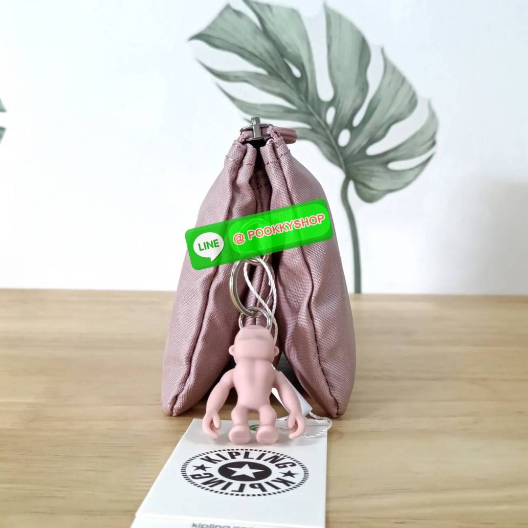 Kipling Creativity Large Pouch วัสดุ Nylon 100% กระเป๋าคล้องมือขนาดพอเหมาะ 7.25 นิ้ว พกพาสะดวก เปิด-ปิดด้วยซิปเดียวใช้งานง่าย ด้านในมีช่องกว้าง 2 ช่องและช่องซิปเล็กตรงกลางอีก 1ช่อง ใช้งานได้สะดวก สามารถใส่มือถือ 7.5 นิ้วได้ กุญแจรถ ธนบัตรได้ ล็อตนี้มาพร้อ
