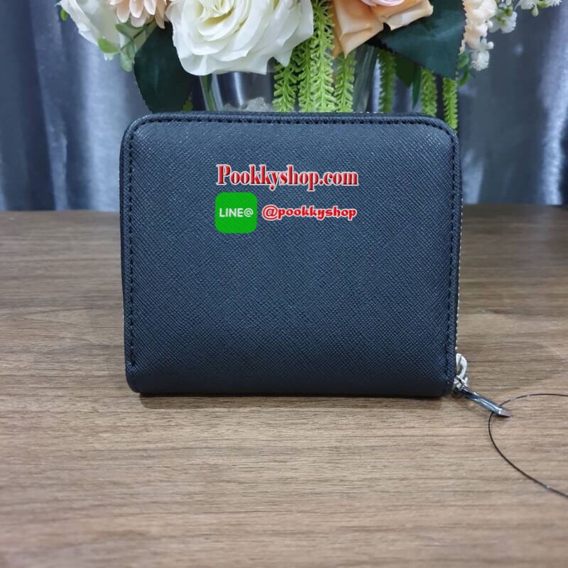 พร้อมส่งรุ่นหายาก! GUESS FACTORY WOMEN'S ZIP AROUND SHORT WALLET กระเป๋าสตางค์สั้นพับ2ตอนซิปรอบหนัง Saffiano ด้านหน้าประดับโลโก้แบรนด์สวยหรู ภายในมีช่องใส่ธนบัตร ใส่แบงก์พัน ช่องใส่เหรียญ และช่องใส่บัตรหลายช่อง ตัวจริงสวยน่าใช้ ภาพถ่ายจากสินค้าจริงค่
