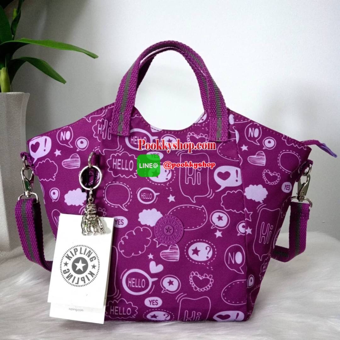 KILING NORI Handbag & Shoulder bag กระเป๋าถือหรือสะพายขนาดกลาง ทำจากวัสดุ ผ้า Nylonเคลือบ+Polyester น้ำหนักเบา จุดเด่นที่ช่องหลักมีขนาดใหญ่ พร้อมช่องซิปแยกย่อย สามารถใส่สัมภาระได้เยอะ มาพร้อมสายสะพายยาว สามารถปรับระดับได้ตามความต้องการ มีพวงกุญแจลิงห้อยตา