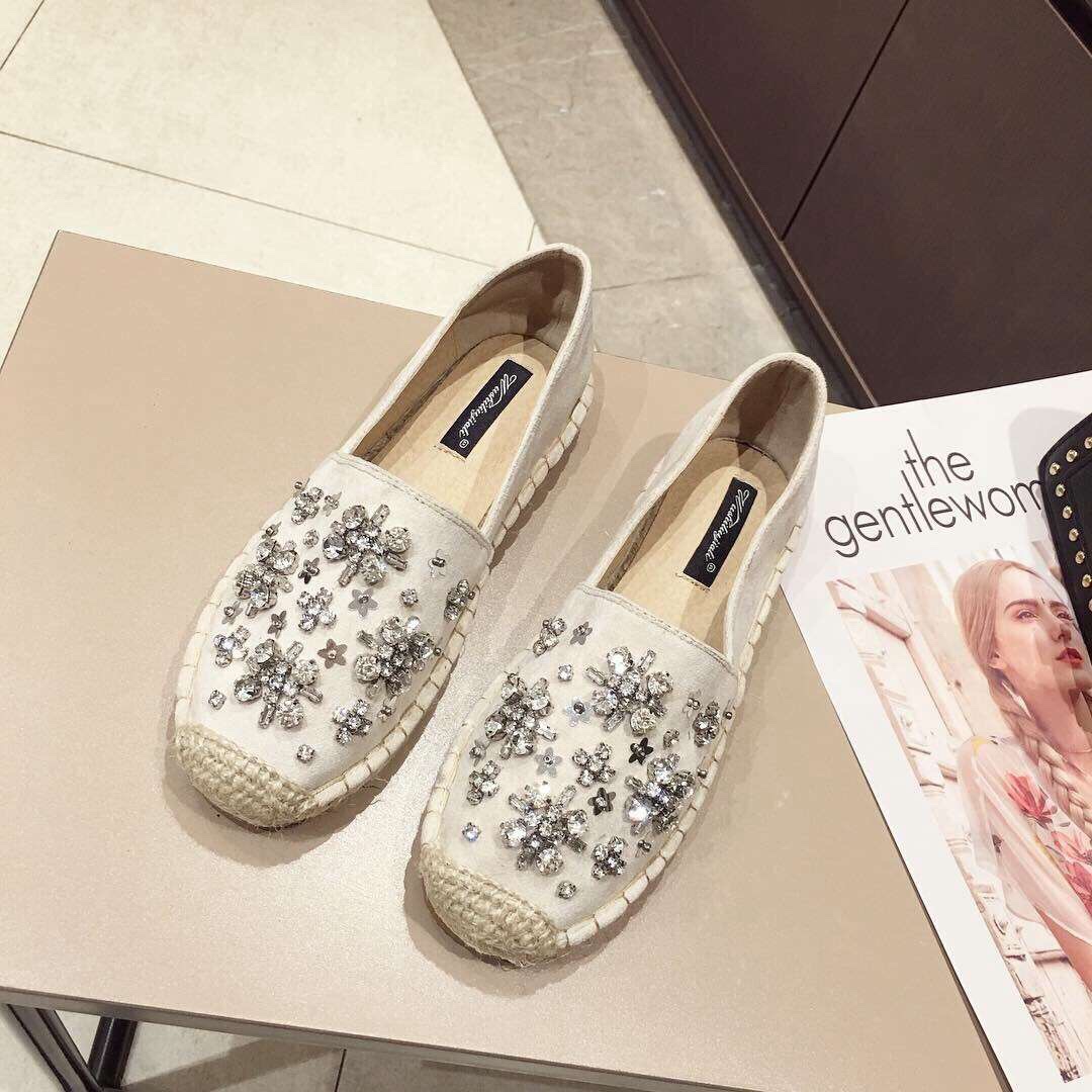 🎉new arrival 🎉 🌺slip on shoes🌺 🌈🌈🌈งานสวยๆพร้อมเสิร์ฟจ้า ตัวนี้ห้ามพลาด รองเท้าslip on งานปักเพชรเวอร์วัง💍 งานสวย ทรงสวย แมตช์กับกางเกง👖หรือกระโปรง👗ก็ได้ค่ะ ใส่สบาย แม่ค้าคอนเฟ