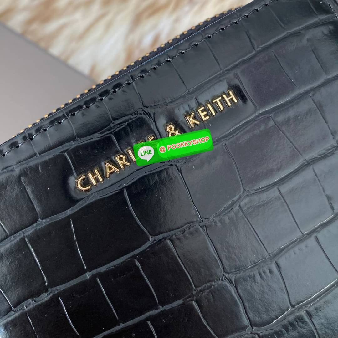 CHARLES & KEITH COMPACT WALLET กระเป๋าตังใบสั้นฟังก์ชันครบ!! ด้านหน้ามีโลโก้แบรนด์ มีช่องซิปใส่เหรียญ เปิดปิดแบบกระดุม ด้านในมีช่องใส่การ์ด 16 ช่อง มีช่องใส่ธนบัตรตามยาว ไม่ต้องพับแบงค์ค่า คุ้มมากๆเลยใบนี้