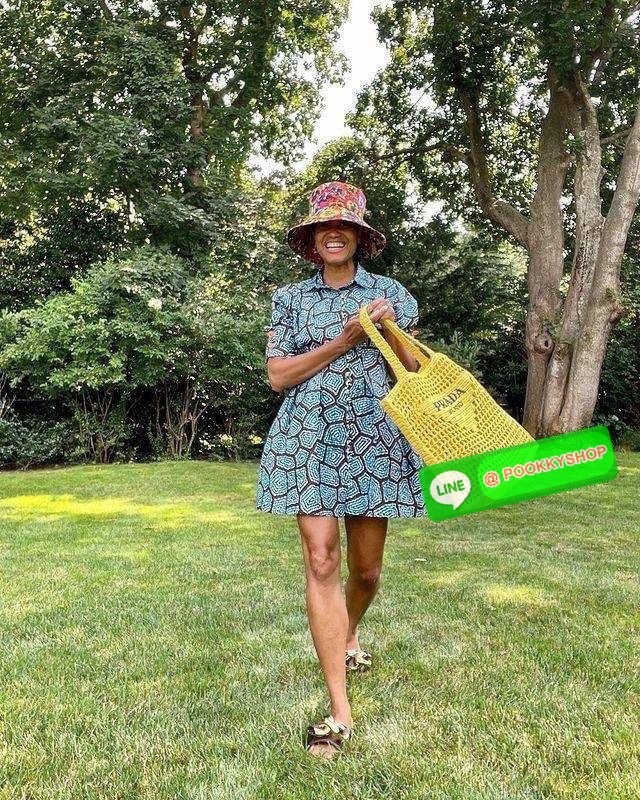 PRADA RAFFIA TOTE BAG สวยไม่ซ้ำใคร สไตล์บีช เหมาะมากกับการสะพายไปเที่ยวทะเล หรือจะใช้ในวันสบายๆก็ตอบโจทย์ กับกระเป๋าสะพายสานใบใหญ่ ตัวกระเป๋าเป็นวัสดุสังเคราห์จากธรรมชาติ สานทอเต็มใบออกมาเป็นลวดลายสวยงาม มีกระเป๋าซับในให้ สำหรับใส่ของเป็นสัดส่วน และรูดปาก