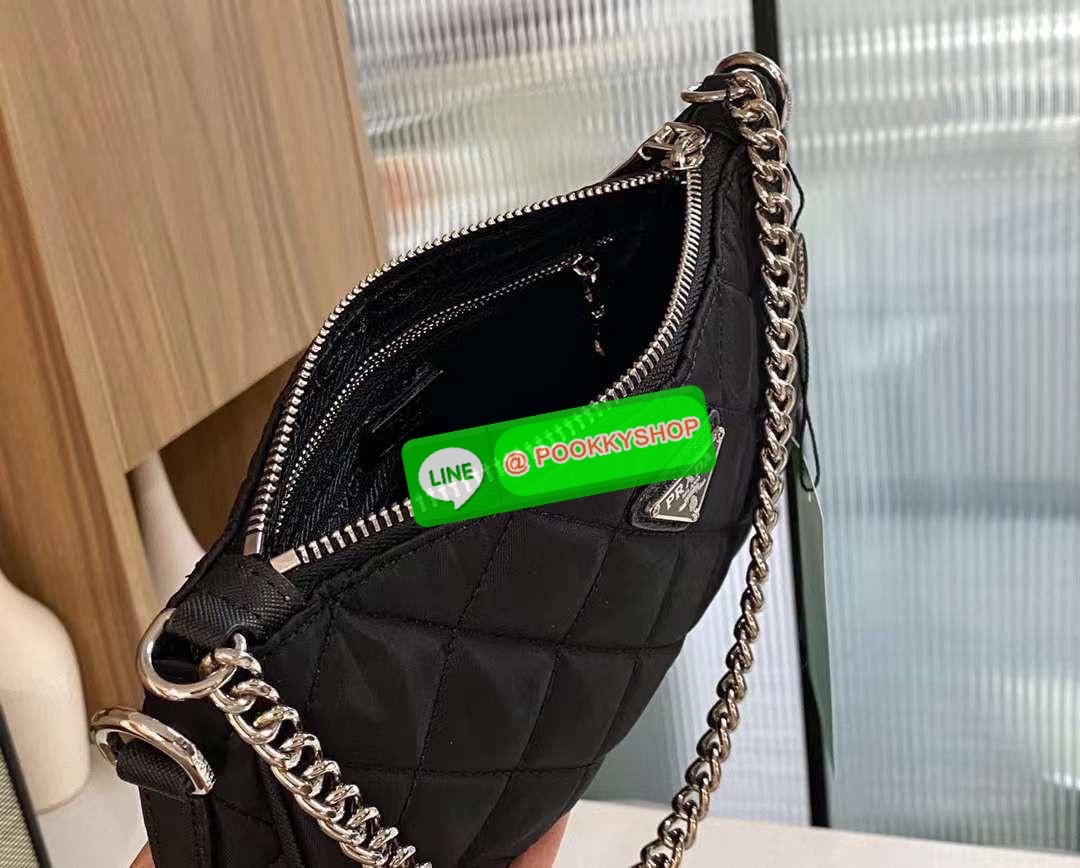 New Arrivals!!! PRADA BAG VIP GIFT WITH PURCHASE (GWP) พรีเมี่ยมกิ๊ฟสุดหรู จากแบรนด์PRADA วัสดุNylon กันน้ำ ขนาดกำลังดี อะไหล่เงิน ด้านในโล่งมี1ช่องซิป สายยาวถอดสายได้ ปรับระดับได้ น้ำหนักเบา มาพร้อมถุงผ้าและกล่องแบรนด์สุดหรู ไม่ควรพลาดเลยค่า